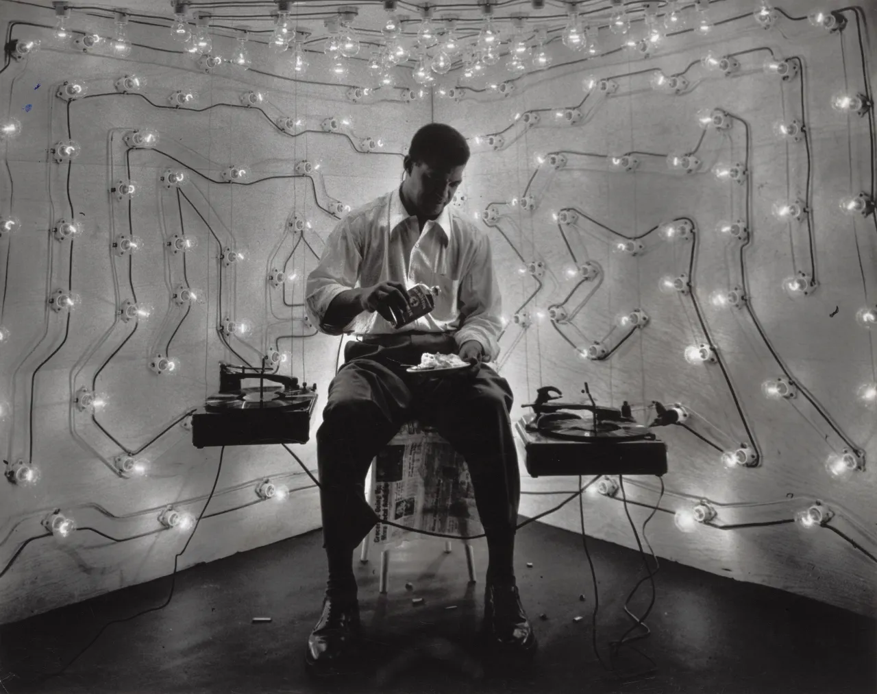 Gordon Parks. Untitled, Harlem, New York, 1952. The Art Institute of Chicago, anonymous gift.