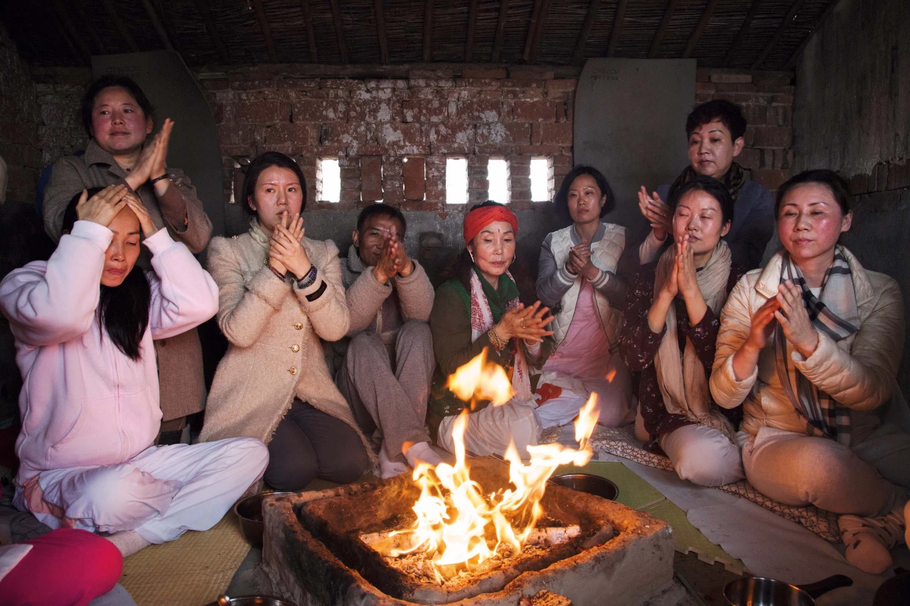 Fire ceremony gathering, 2016 © Liz Hingley