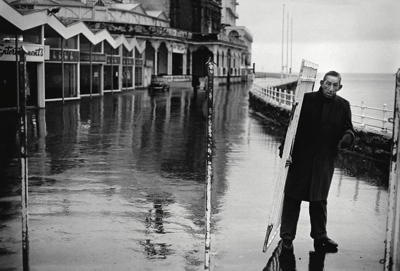 Pier Closing Time, Llandudno, 1979 © Michael Bennett