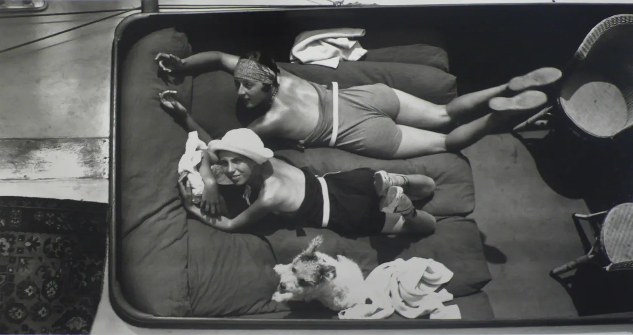 J.H. Lartigue © Ministère de la Culture - France / A.A.J.H.L. 'Véra et Arlette, Cannes, Mai, 1927’