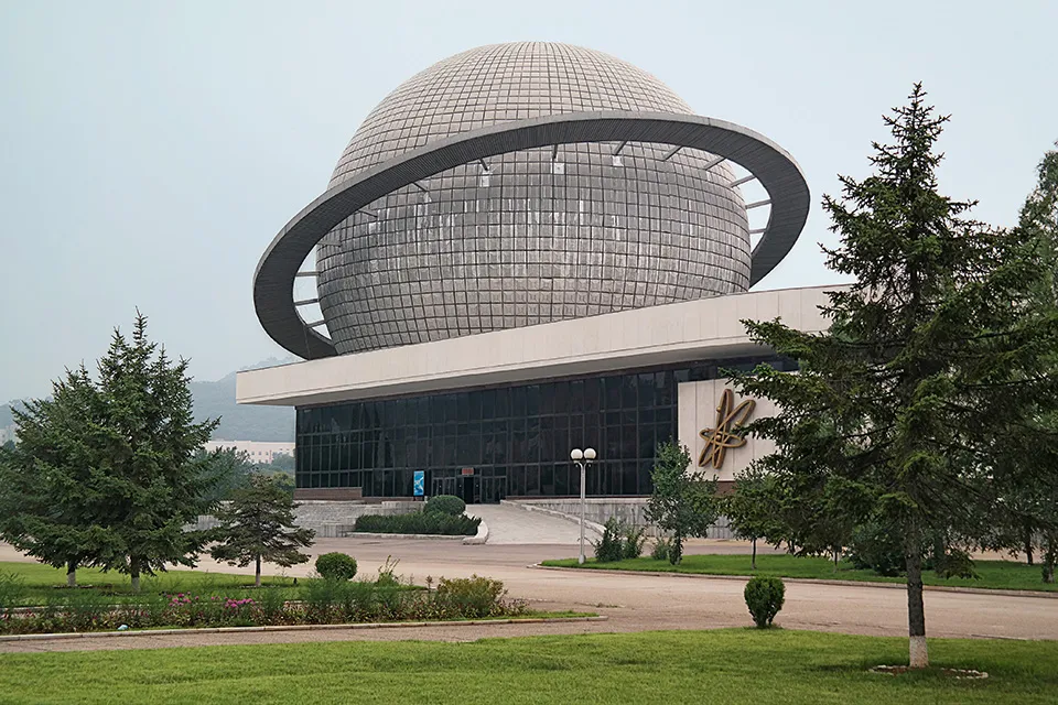 The planetarium forms part of the Three Revolutions Exhibition park, a grand expo campus built in 1992 to showcase the ideological, technological and cultural achievements of North Korea, from heavy industry and mining to agriculture and electronics. The Three Revolutions movement started in 1973, when Party activists went around the country campaigning "to raise the ideological level of the people, equip the economy with modern techniques and to lift the people’s technological and cultural level." Copyright: © Oliver Wainwright