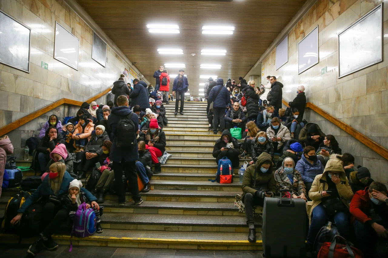 Kyiv ,Ukraine: 24th February, 2022 - people hiding in metro station  — Photo by Fotoreserg