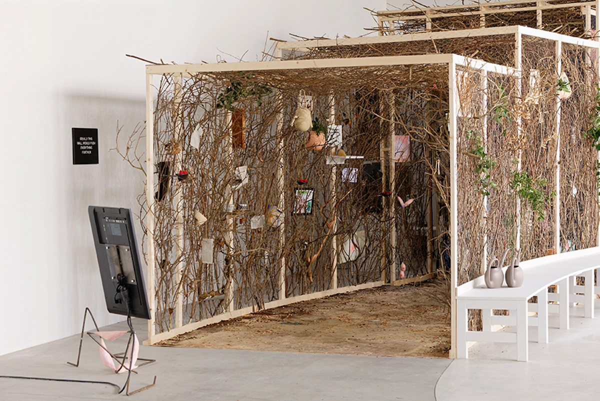 Exhibition view of Laure Prouvost, “Ring, Sing and Drink for Trespassing”, Palais de Tokyo (22.06.2018 – 09.09.2018) Courtesy of the artist and Nathalie Obadia (Paris / Brussels), carlier | gebauer (Berlin), Lisson Gallery (London / New York) Photo: Aurélien Mole