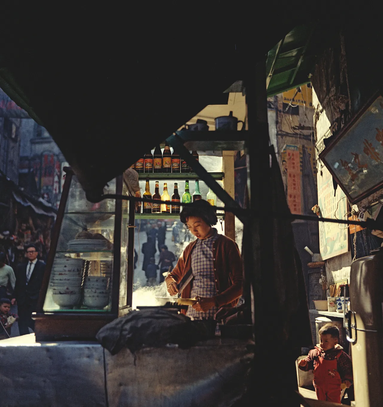 Fan Ho 'Mom's Second Kitchen(媽媽我餓了)' Hong Kong 1950s and 60s, courtesy of Blue Lotus Gallery