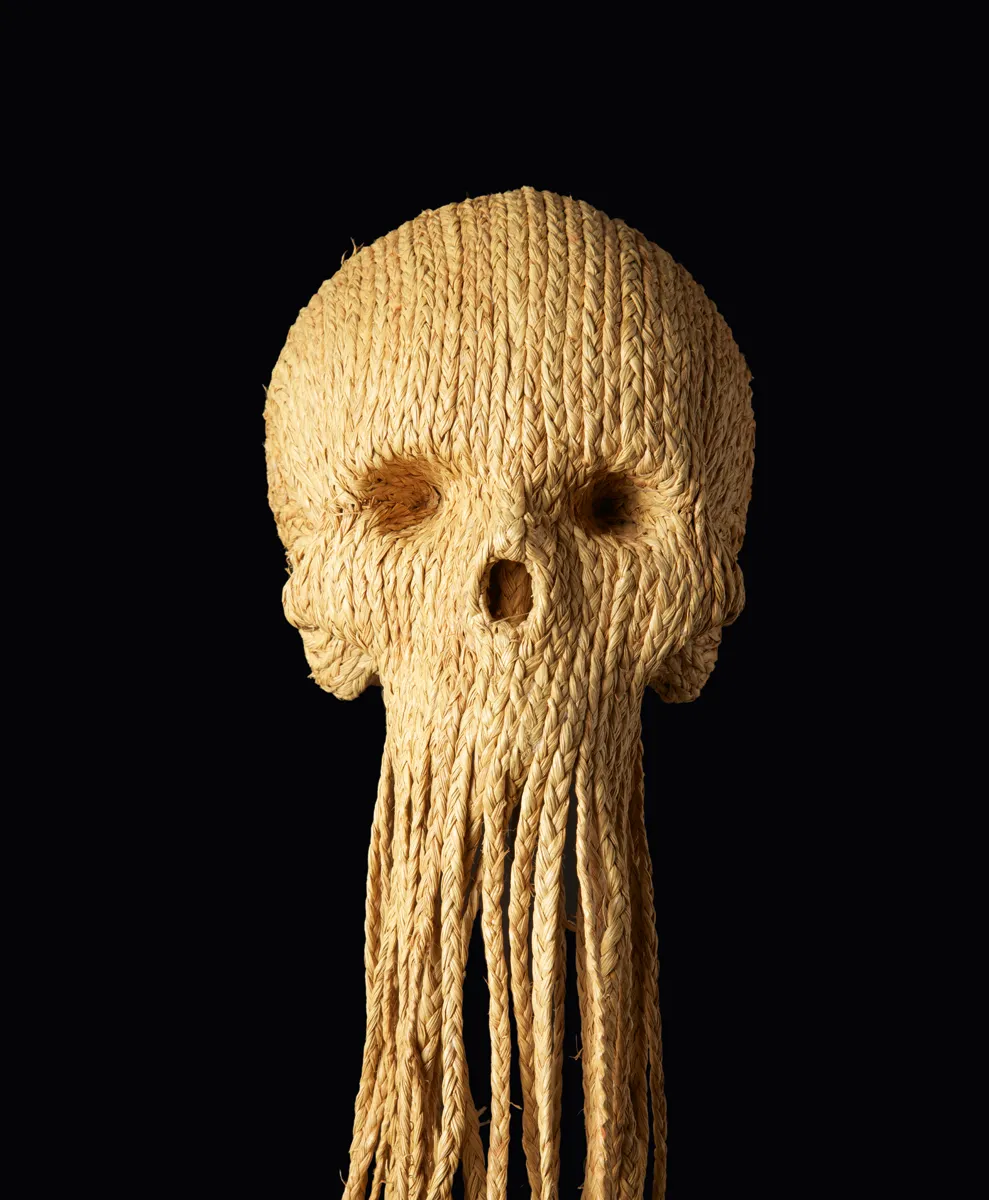 Jim Skull, Untitled, 2010, papier maché, raphia tressé, 130 cm, © the artist, Photo C.Lebedinsky (2)