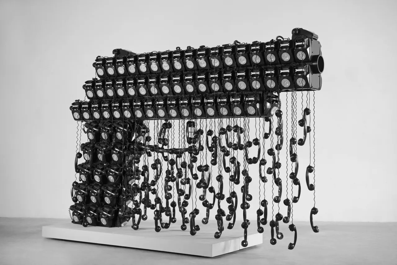 Joana Vasconcelos  – Teléfonos analógicos, acero dulce metalizado y termolacado, equipo de sonido, osciladores controlados por microcontrolador Música: Call Center: Sinfonía electroacústica para 168 teléfonos, compuesta por Jonas Runa, 20 min 210 x 80 x 299 cm Tia Collection