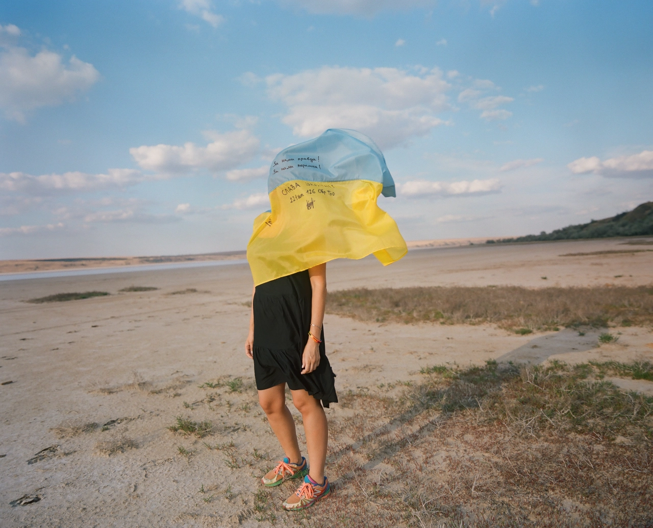Self-portrait at Kuyalnyk estuary (assisted by Anna Kravchenko), Odesa, Ukraine. 2022 © Ira Lupu