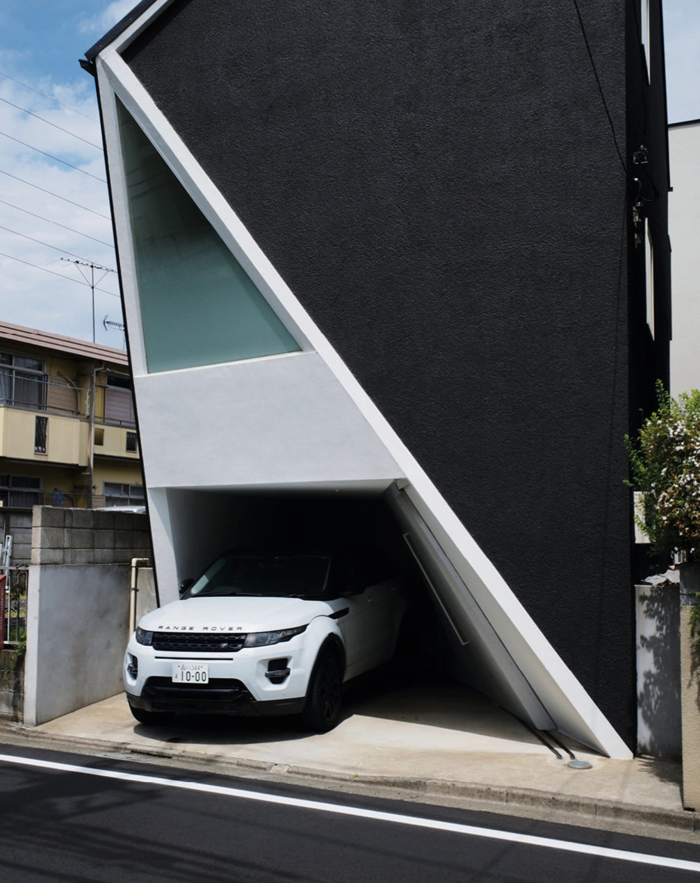 From the series, Camouflaged Cars of Tokyo © Alice Ishiguro Tosey