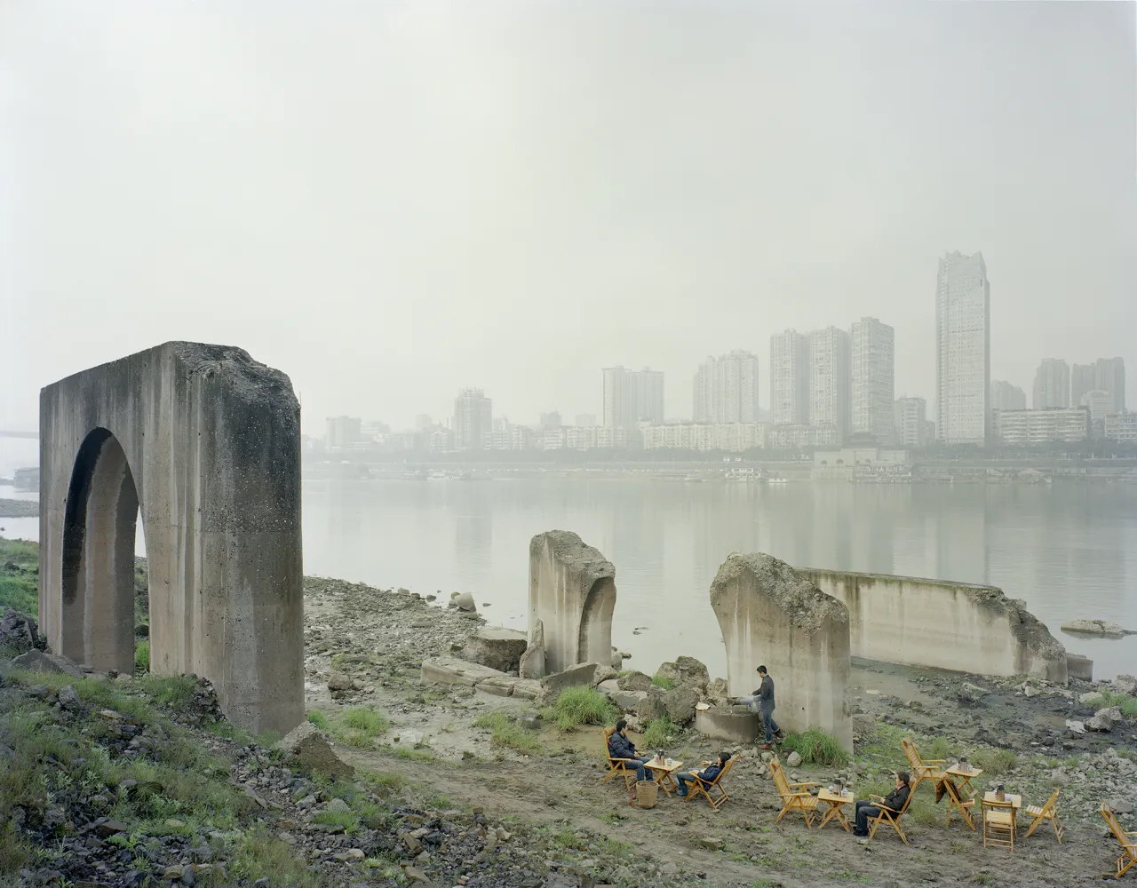 People drink tea by the river, 2013 © Zhang Kechun