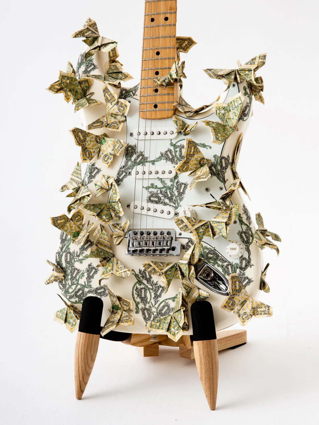 Guitar by Bran Symondson. Image © Louise Haywood-Schiefer