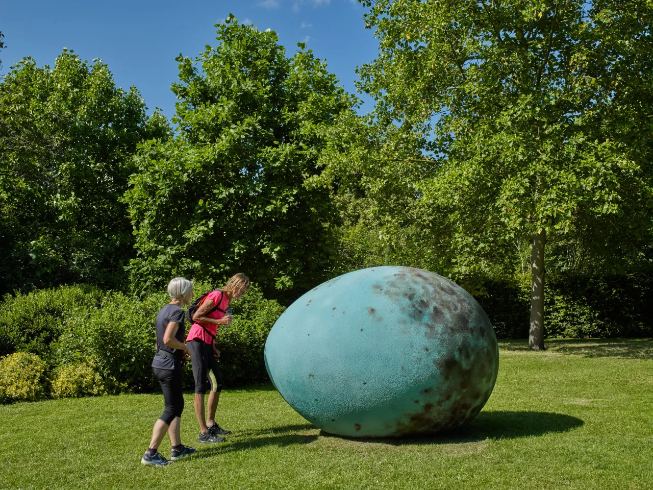 Joanna Rajkowska, The Hatchling, 2019, l’etrangere, Frieze Sculpture 2019. Photo by Stephen White. Courtesy of Stephen White/Frieze