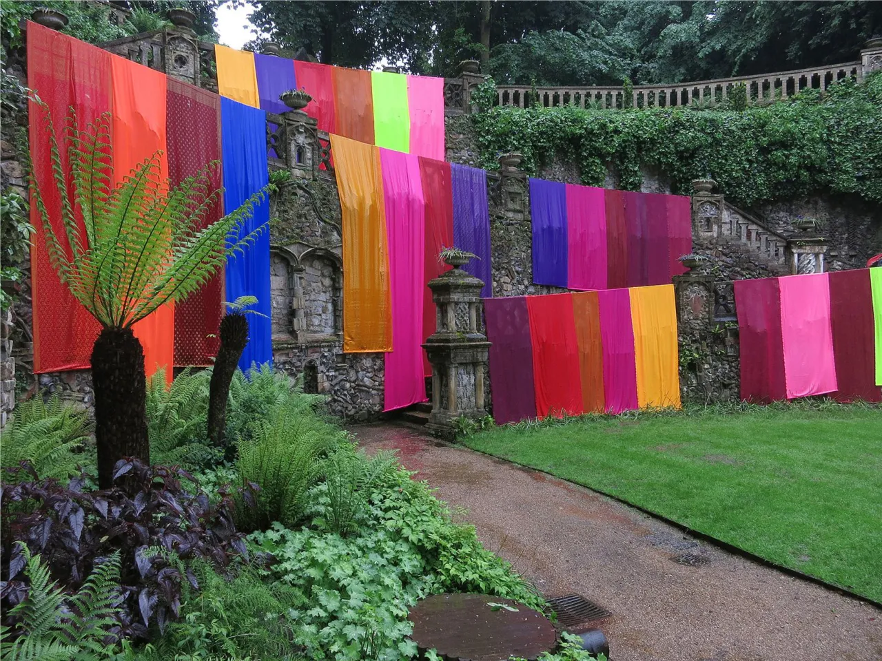 Clare  Jarrett,  Site  specific    installation,  Plantation  Garden,  Norwich,    Chelsea  Fringe  Garden  Festival/Words    and  Women  2014.  Copyright  the  artist.