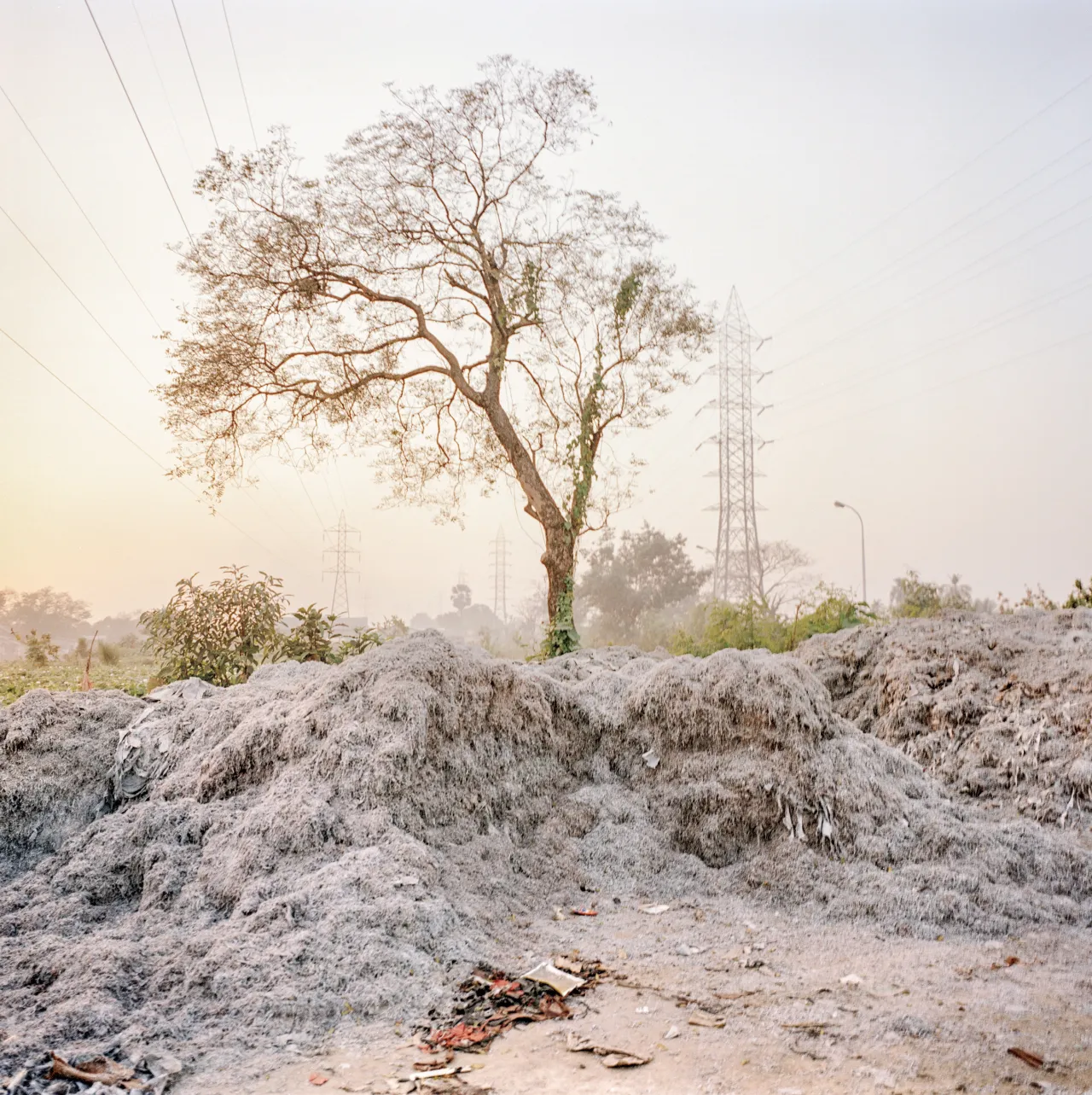 Leather tanneries along the river, in the outskirts of Kolkata, 2010 © Giulio Di Sturco