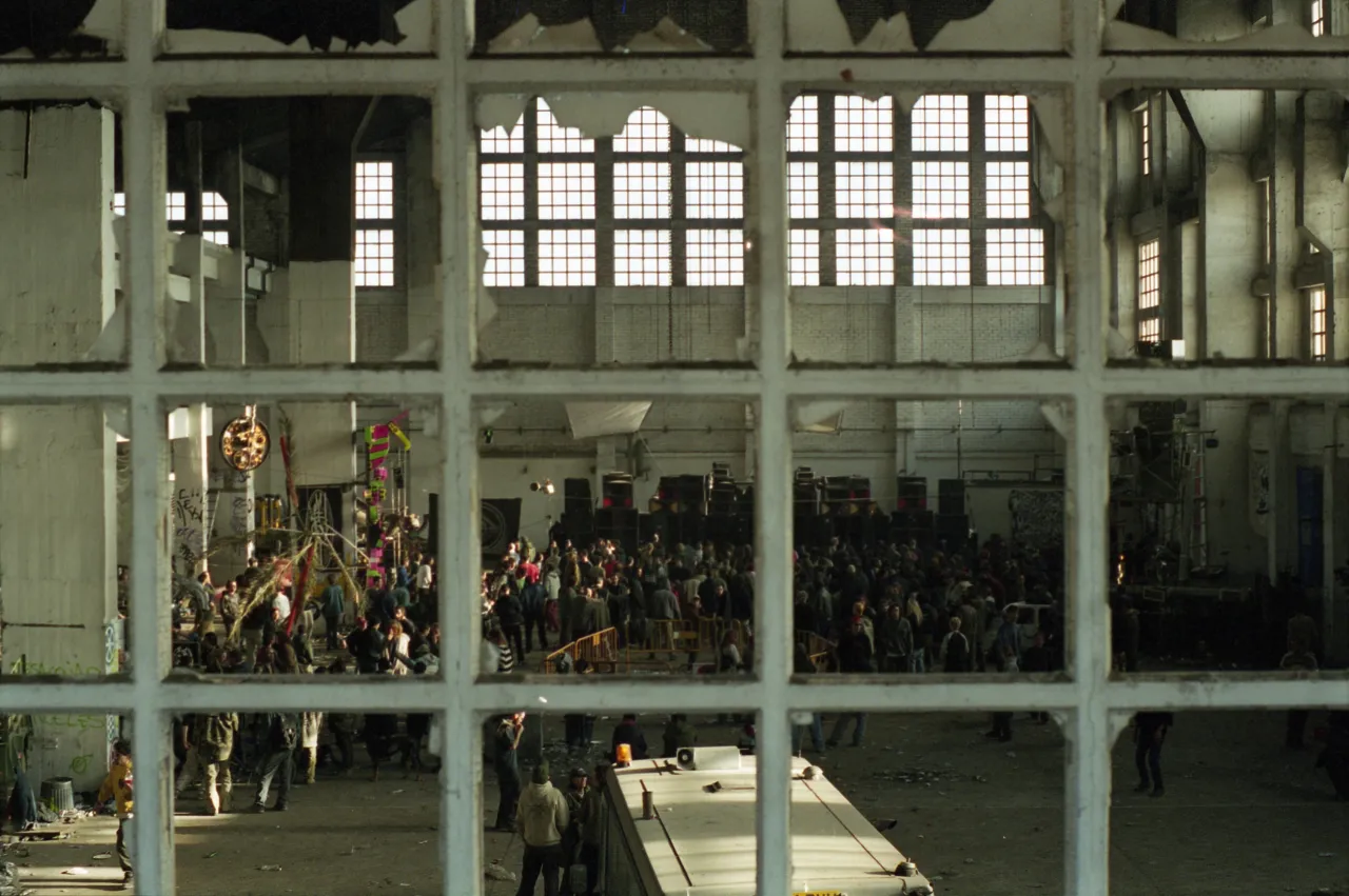 Seana Gavin New Years Day, Barcelona (2000) Photograph © Seana Gavin, 2000 Image courtesy of Saatchi Gallery, London