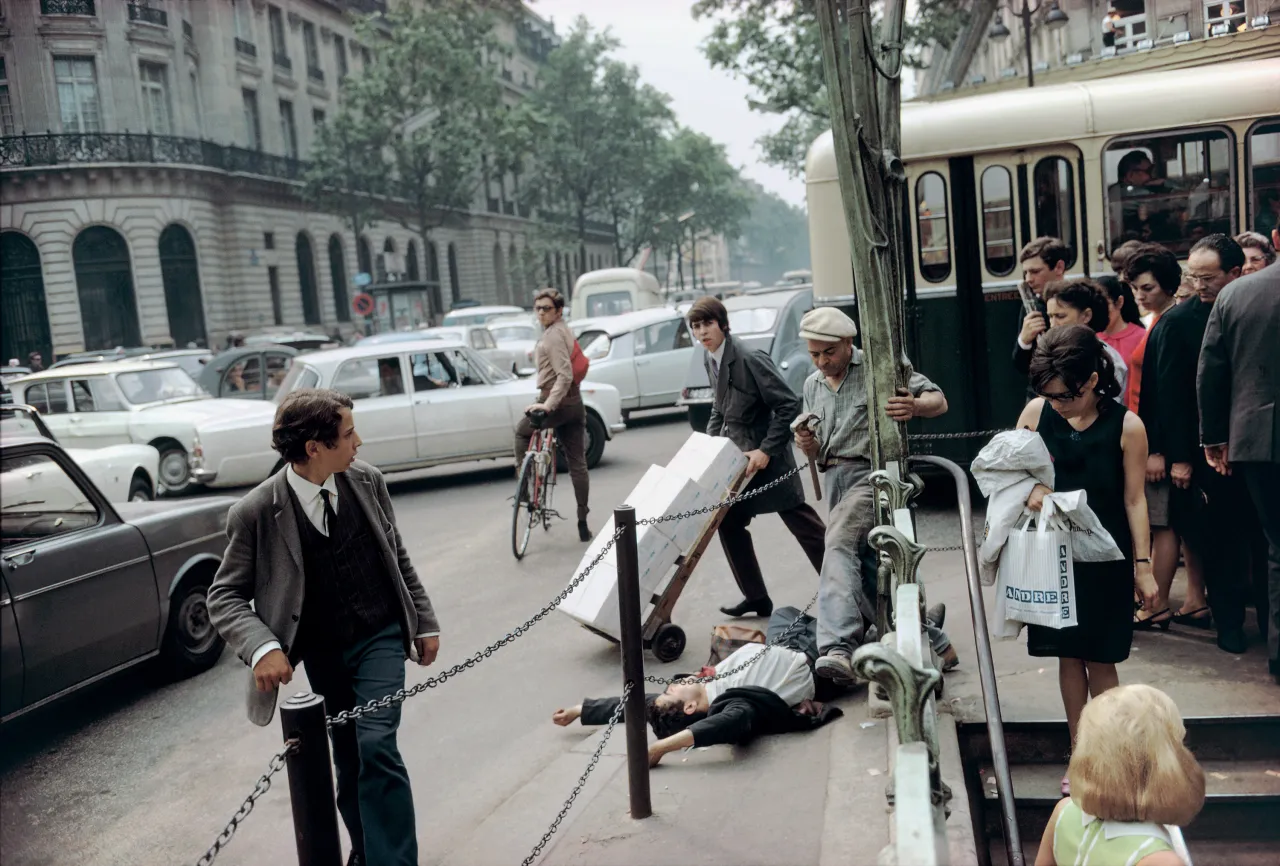 Joel Meyerowitz, Paris, France, 1967 © Joel Meyerowitz, Deichtorhallen Hamburg / Sammlung Falckenberg