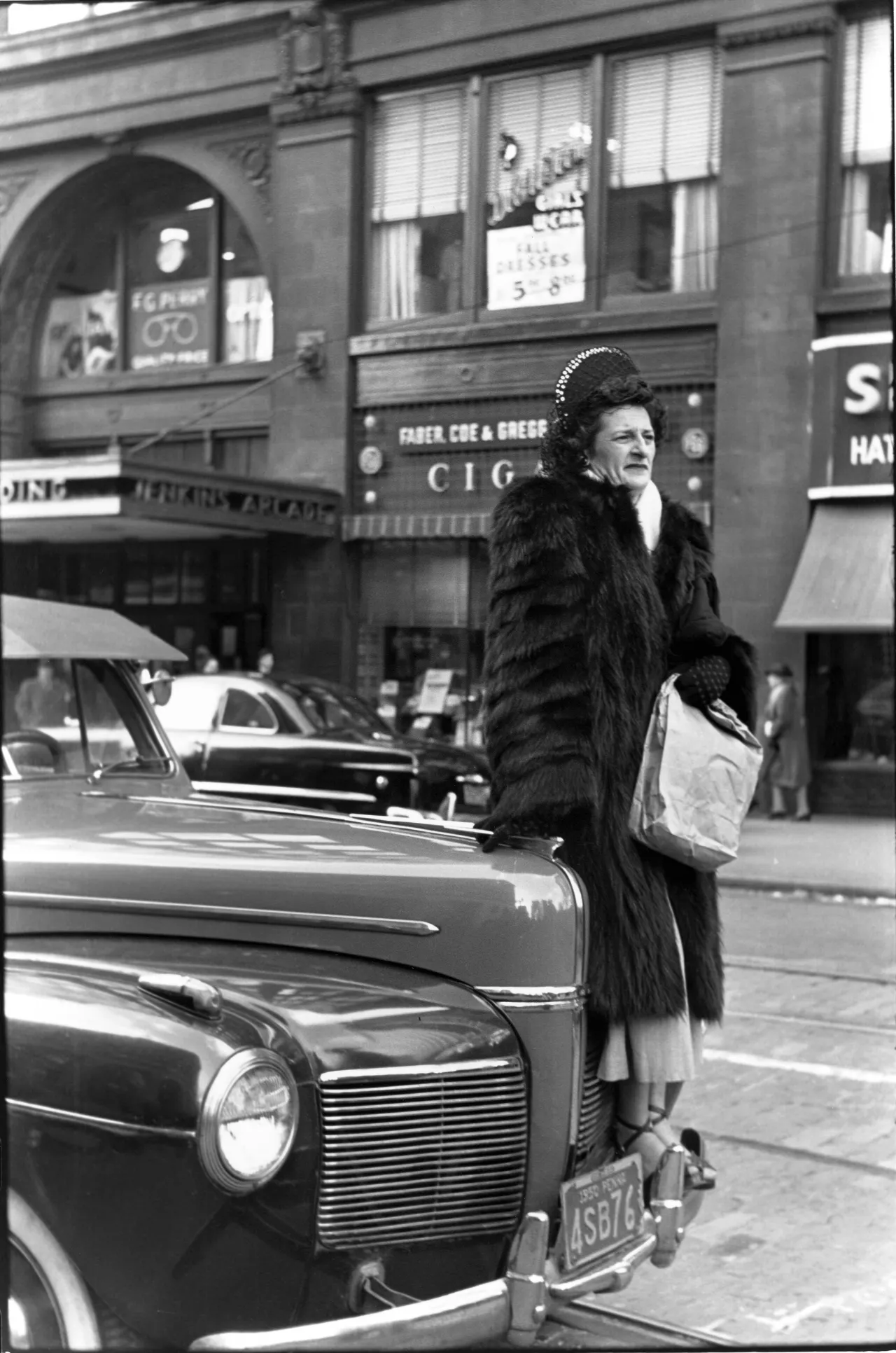 Crowd at Armistice Day Parade, Pittsburgh November 1950 © Elliott Erwitt / Magnum Photos Courtesy: Carnegie Library of Pittsburgh