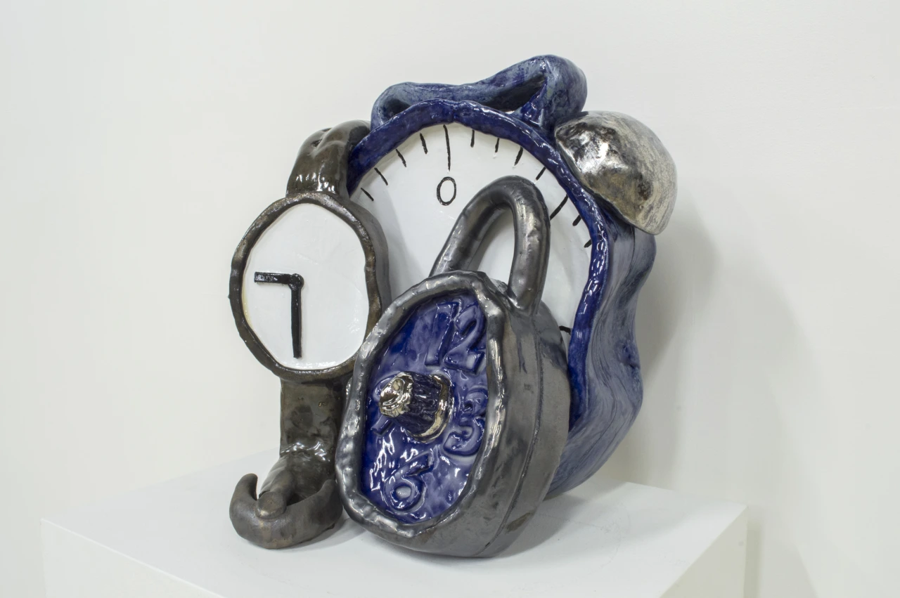 Woody De Othello, on and ON, 2020 Ceramic, underglaze, glaze 43.2 x 43.2 cm © Woody De Othello. Courtesy of the artist; Jessica Silverman, San Francisco; and Karma, New York (photo: John Wilson White)