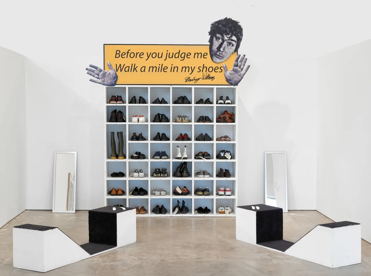 Bedwyr Williams ,Walk A Mile In My Shoes (2006) © Bedwyr Williams, Photo Anna Arca