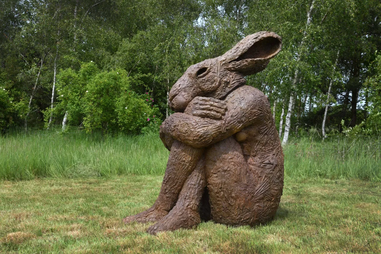 Sophie Ryder, Girl with Knees Up, 2018. Photo © Anne Purkiss
