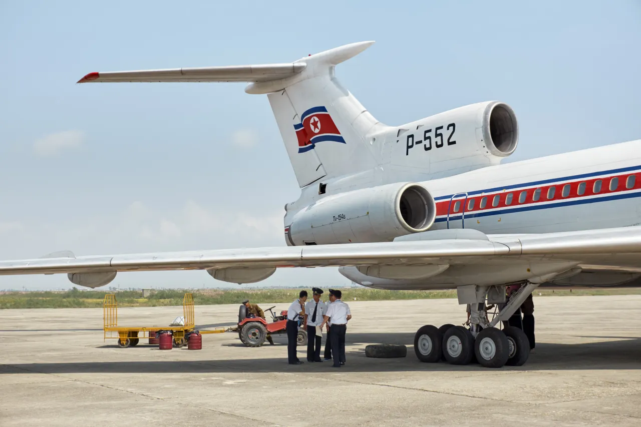 Pilots work meeting on the cargoload of the Tupolev-154