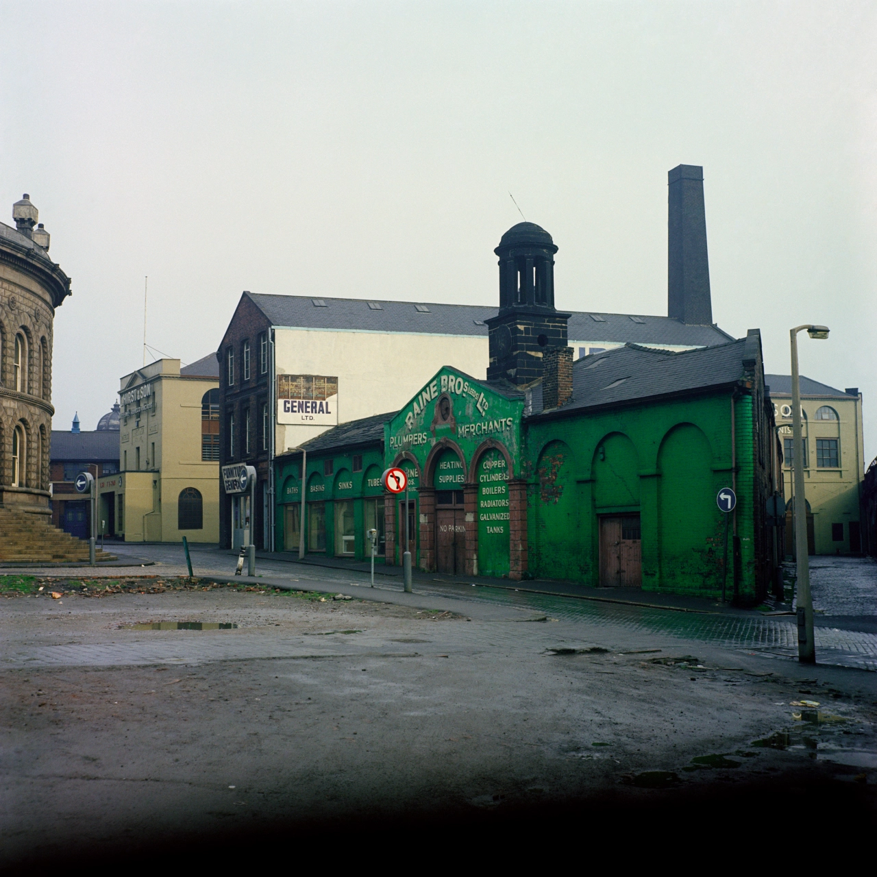 Cloth Hill Street © Peter Mitchell courtesy RRB Photobooks
