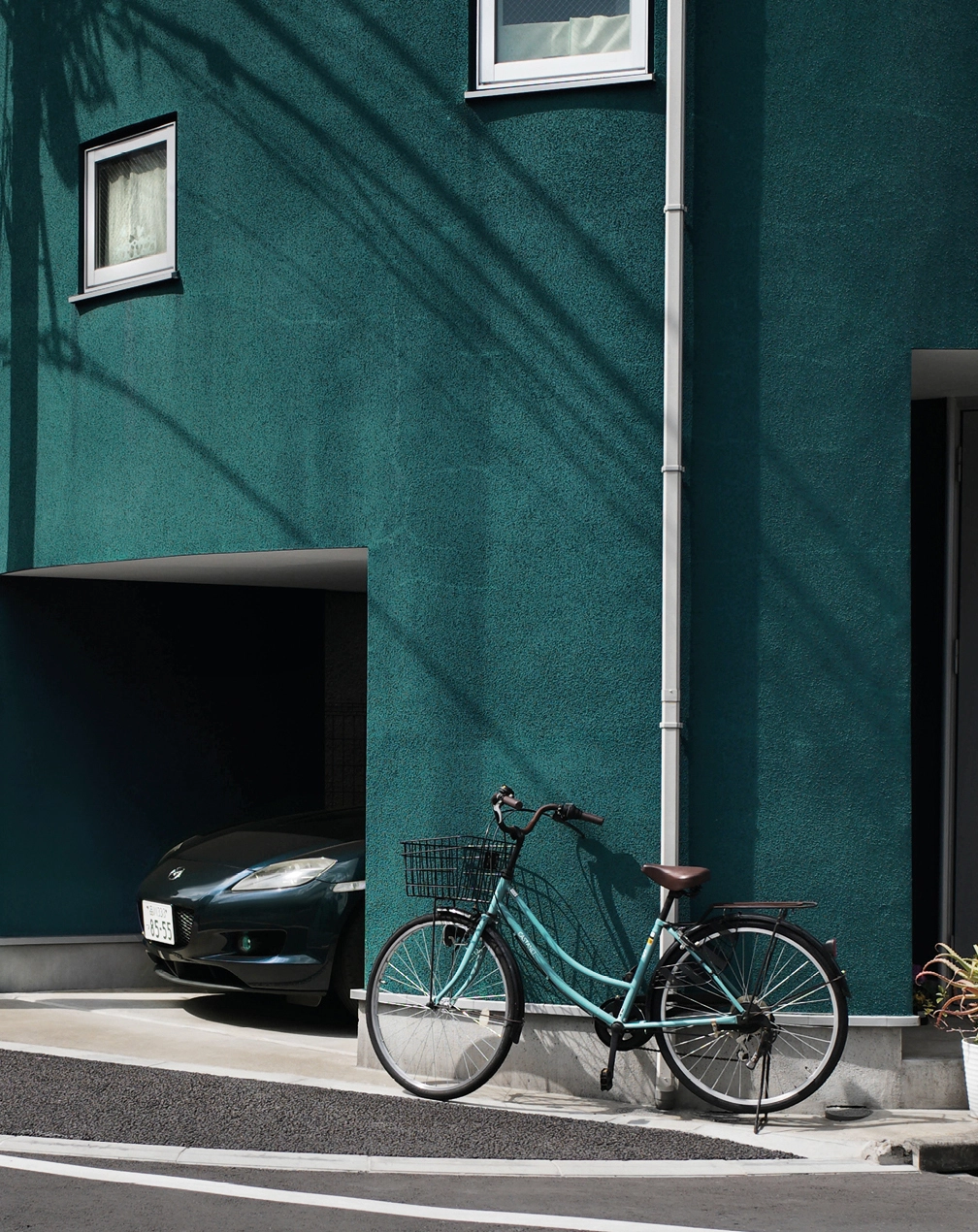 From the series, Camouflaged Cars of Tokyo © Alice Ishiguro Tosey