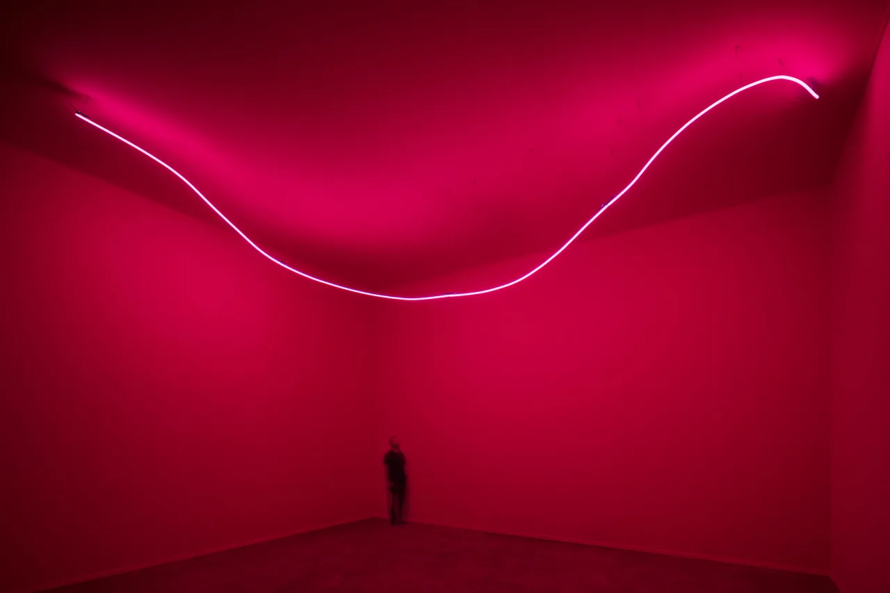 Lucio Fontana, Ambiente spaziale con neon, 1967/2017, installation view at Pirelli HangarBicocca, Milan, 2017. Courtesy Pirelli HangarBicocca, Milan. ©Fondazione Lucio Fontana Photo: Agostino Osio