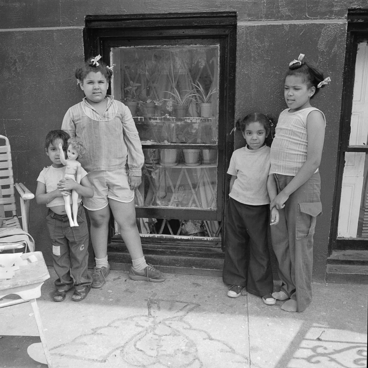 Four Kids and a Doll in Front of Window, NY, June 1978 © Meryl Meisler