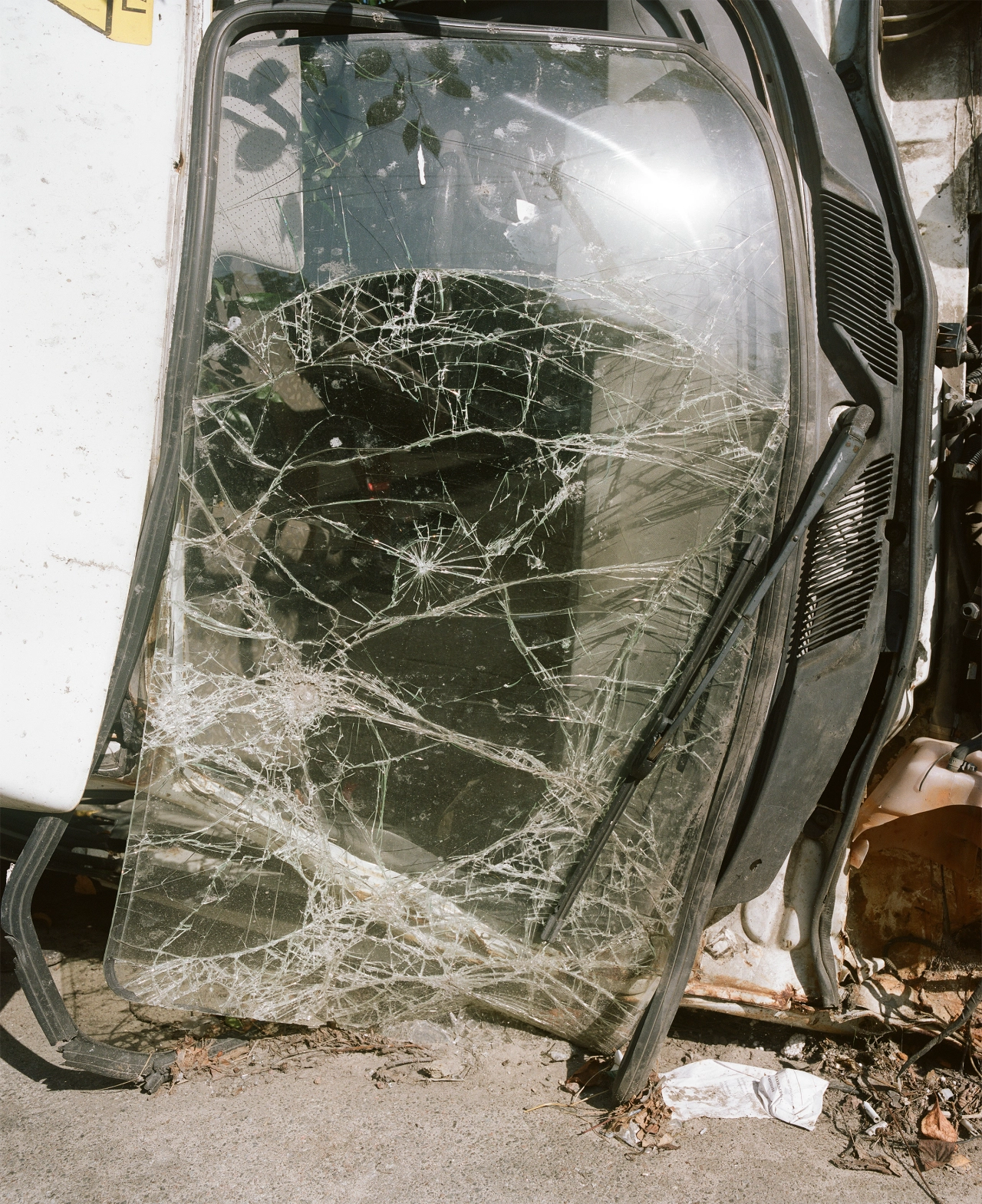 A car overturned as a result of Russian fighting on the streets of Irpin, Ukraine. 2022 © Ira Lupu