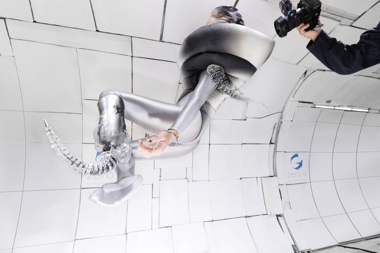 Viktoria Modesta in zero G flight. Courtesy of Steve Boxall / Zero. Created with prosthetist Nick Hilsdon.