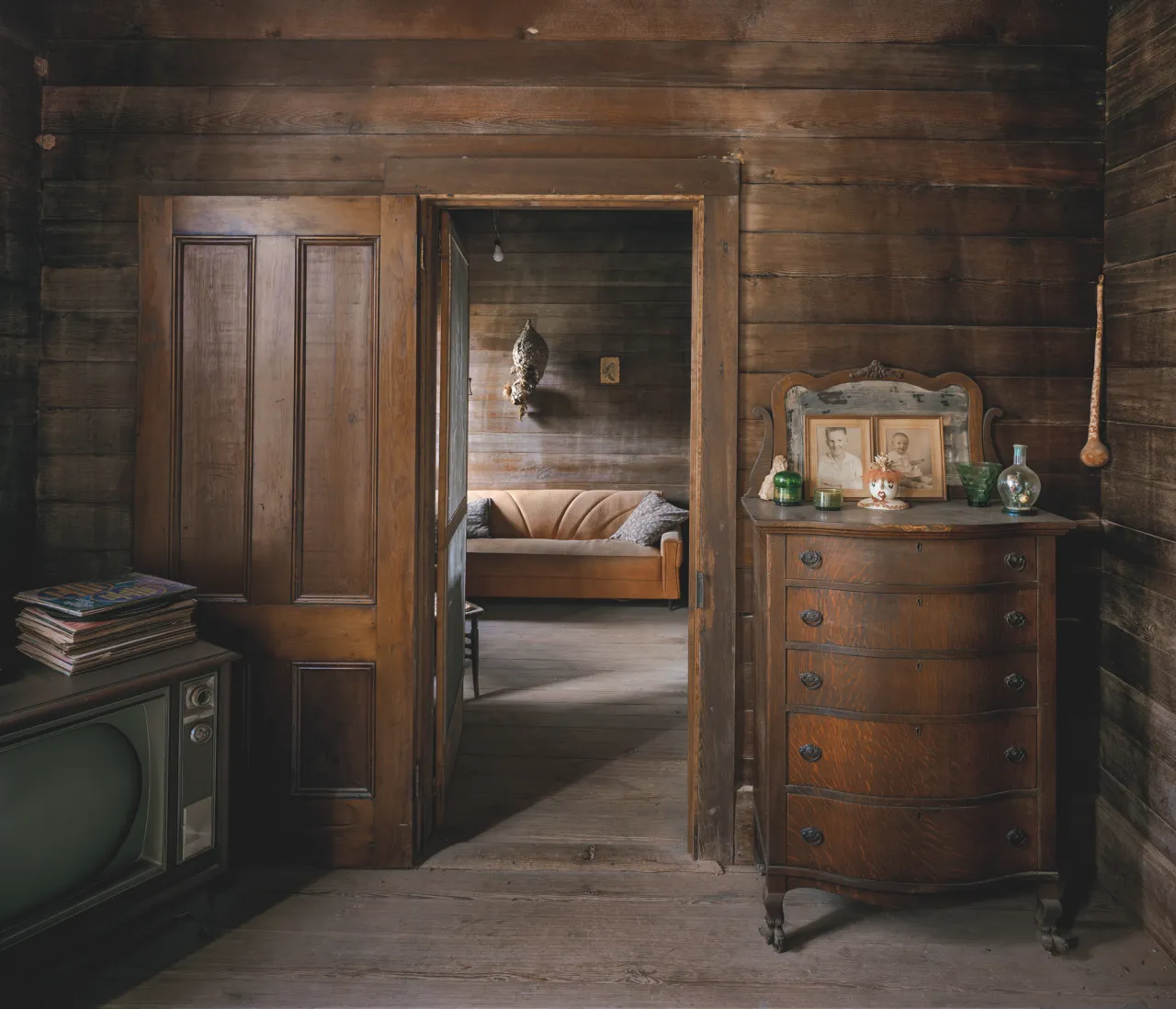 Pearlie’s Front Room, Wilcox County © Andrew Moore, from Blue Alabama