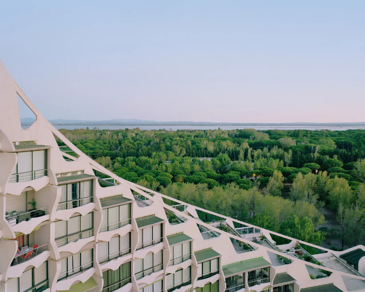 La Grande Pyramide – Vue sur l’Etang de l’Or – 2019© Charly Broyez and Laurent Kronental. Architect: Jean Balladur
