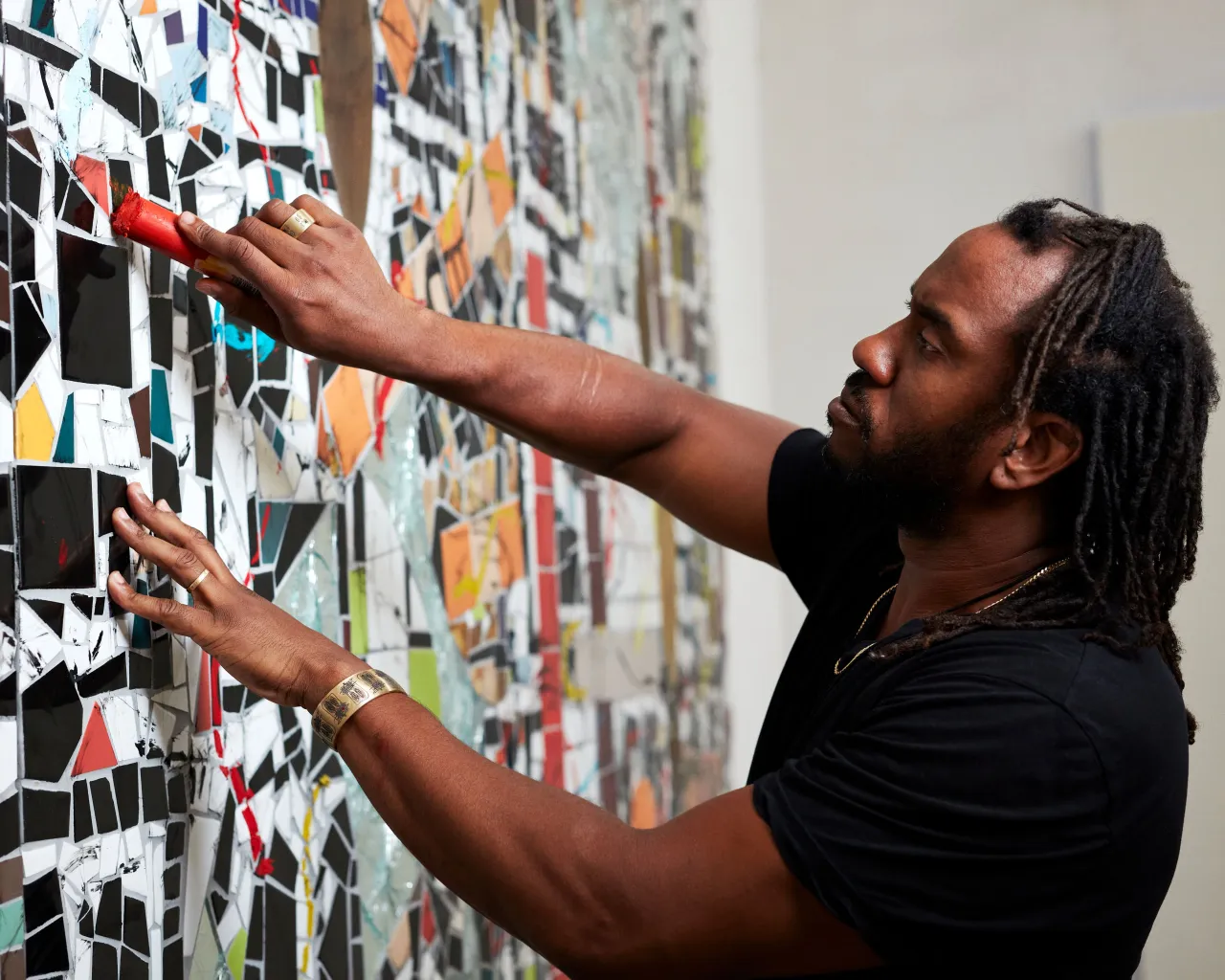 Rashid Johnson in the studio 2020 © Rashid Johnson Courtesy the artist and Hauser & Wirth Photo: Axel Dupeux