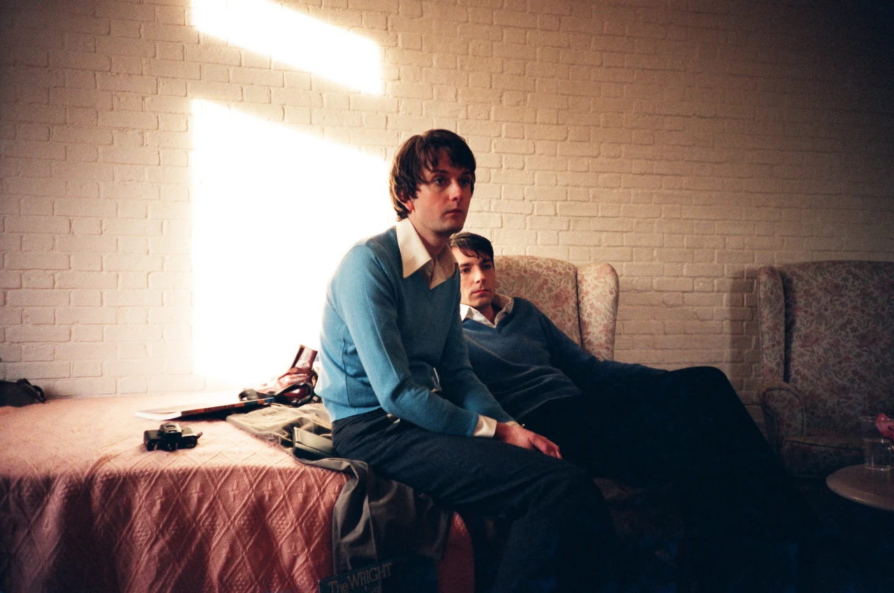 Jarvis Cocker + Steve Mackey – ‘This Is Hardcore’ video shoot – Pinewood Studios – Feb 1998. Photograph by Paul Burgess.