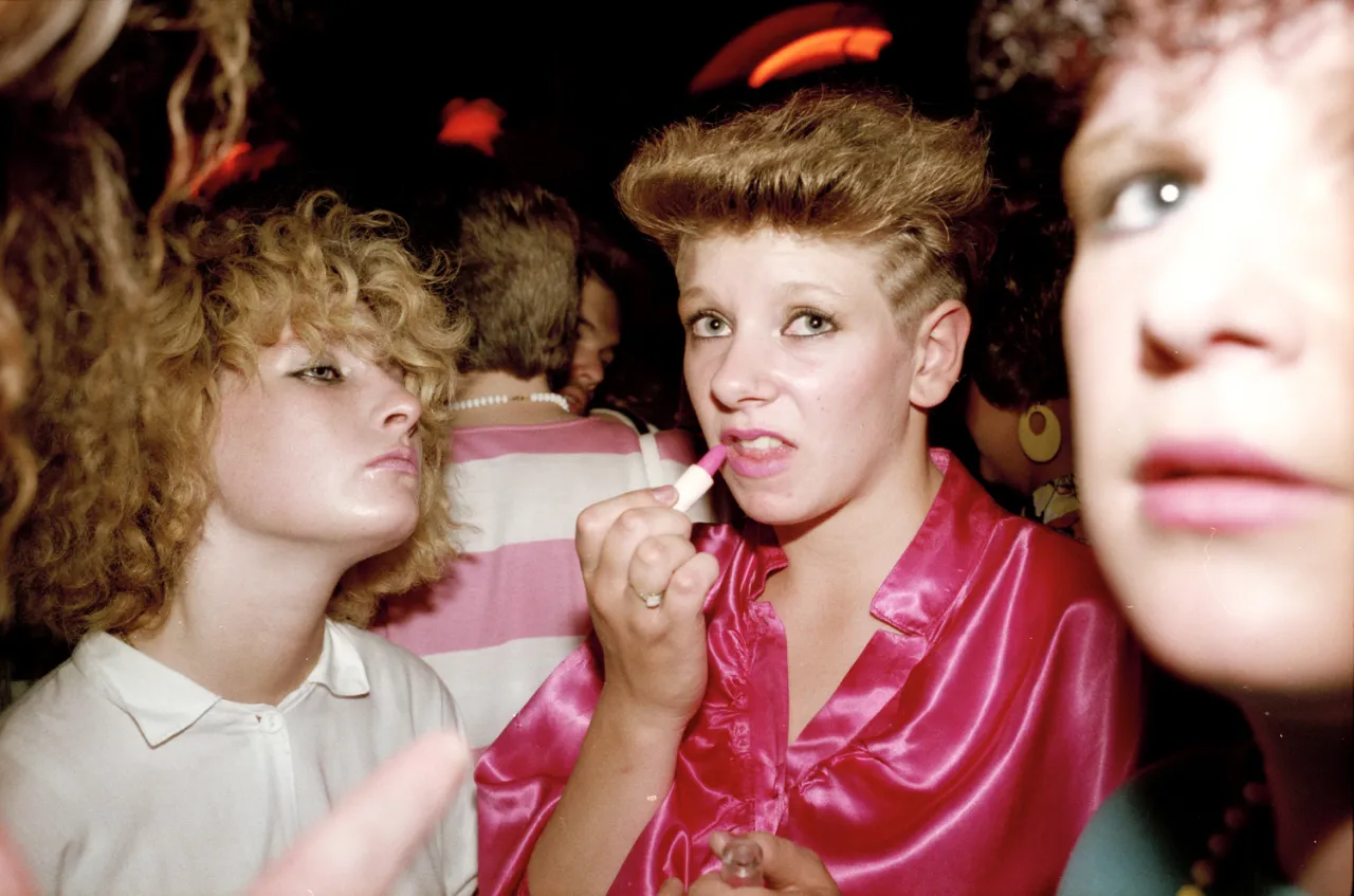 Pink lipstick, 1983 © Tom Wood