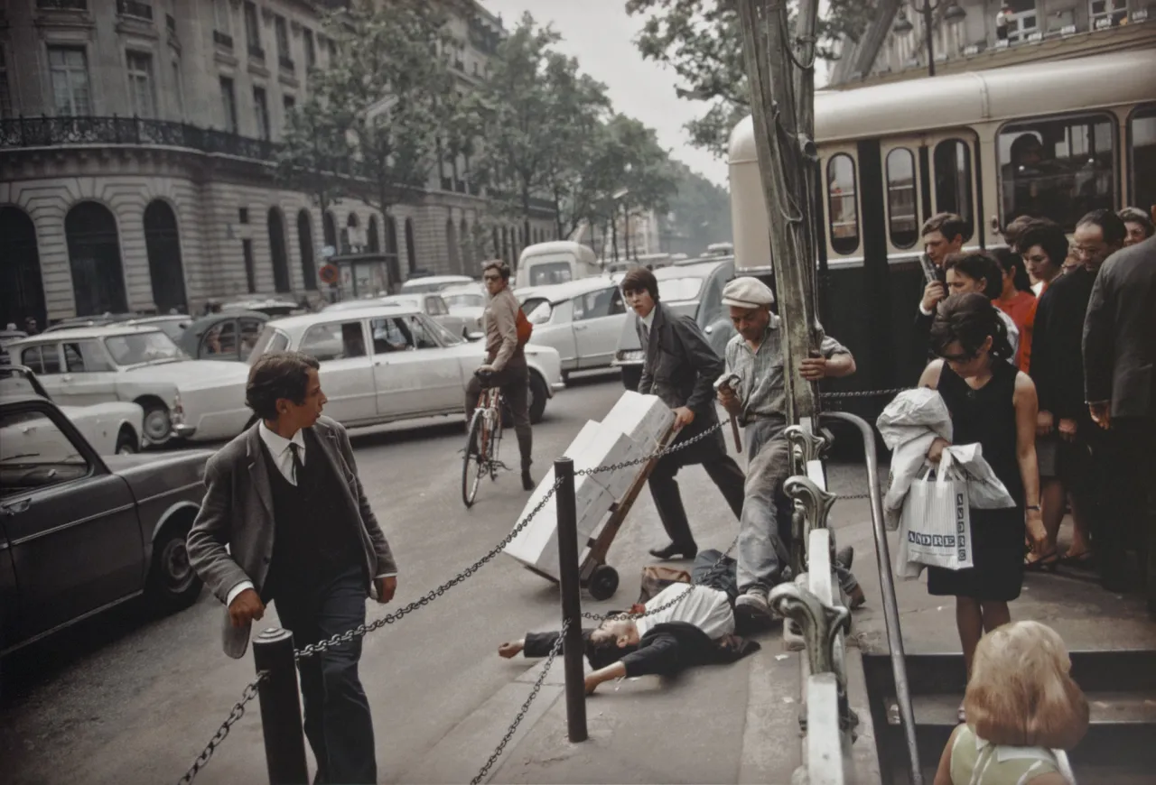Fallen man, Paris, 1967 | © Joel Meyerowitz