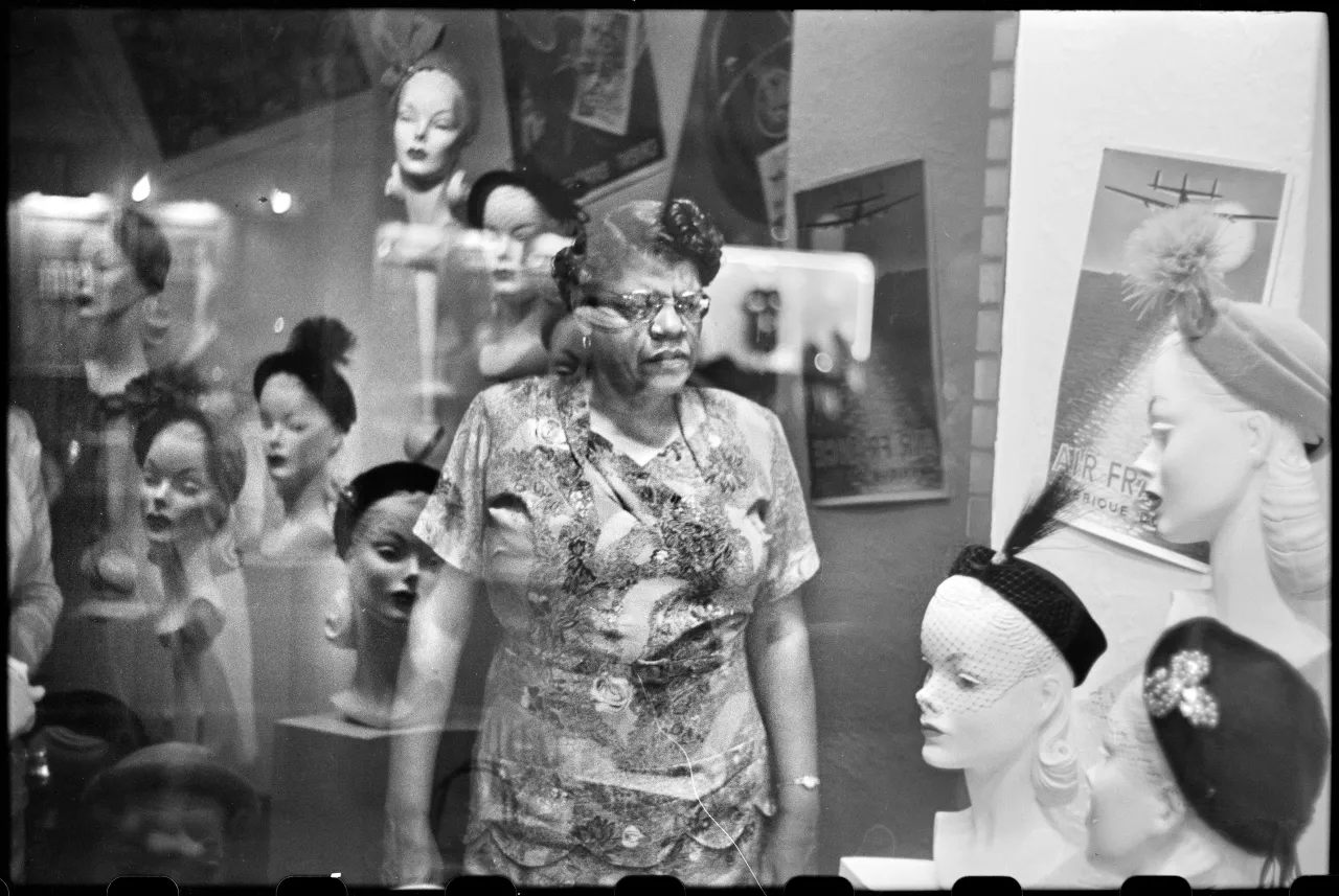 Downtown hat shop window, Pittsburgh September 1950 © Elliott Erwitt / Magnum Photos Courtesy: Carnegie Library of Pittsburgh