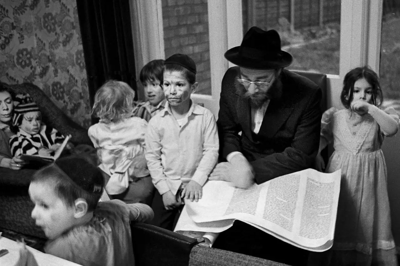 The Telsner family, Stamford Hill, 1981 © Neil Martinson