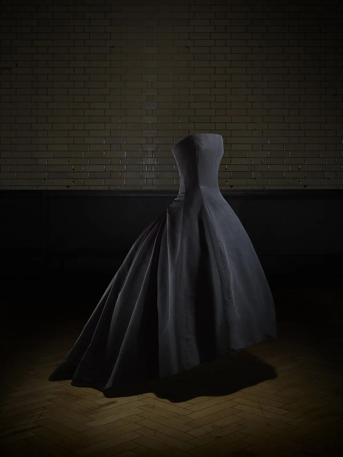 Soirée de décembre evening dress, Autumn-Winter 1954 Haute Couture collection, H line. Victoria and Albert Museum, London. Gift of Dame Margot Fonteyn. Photo © Laziz Hamani