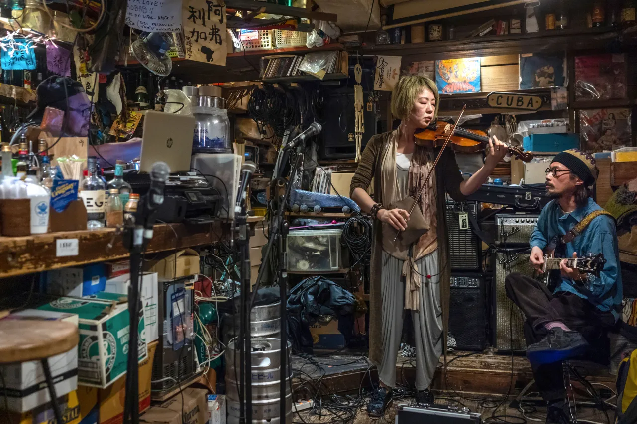 Violinists Ren and Guitarist Roku form the group Accovio. Performing in Baobab World Kitchen. Musashino City, Tokyo