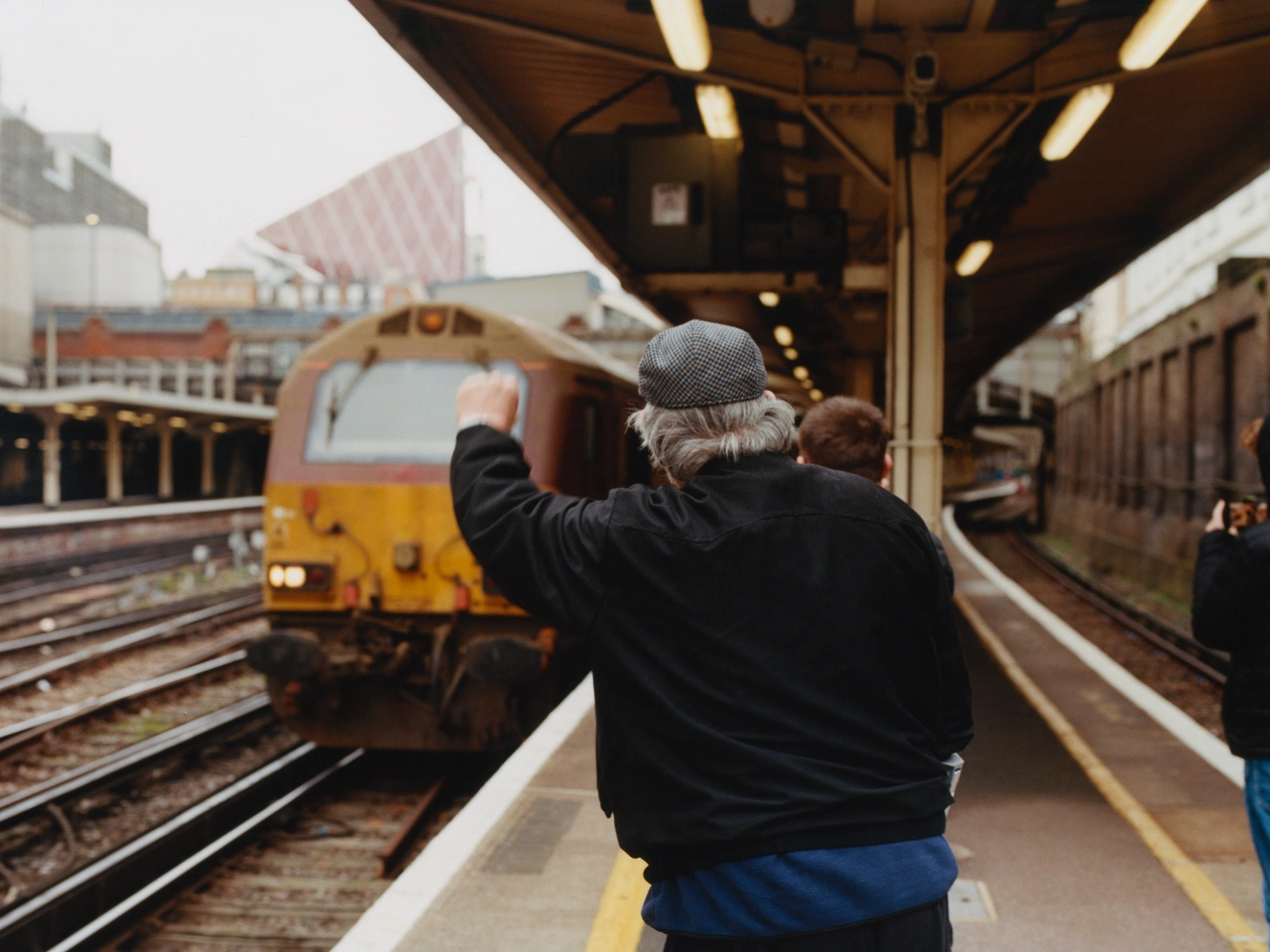 Gesturing for tones, London Victoria © Freddie Miller