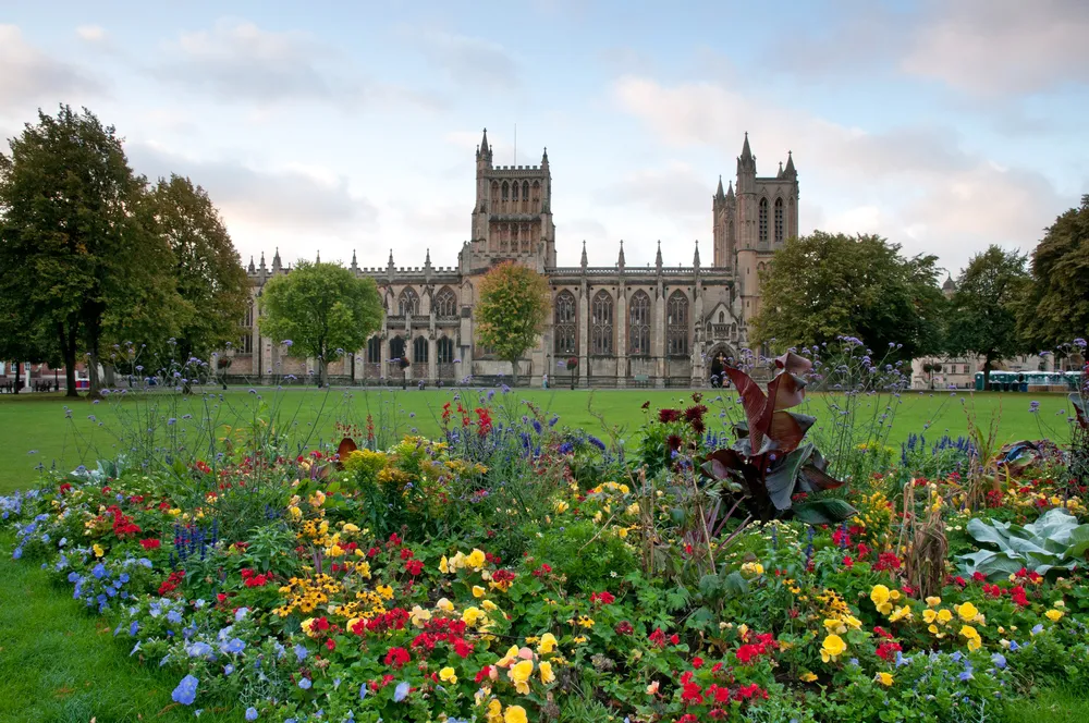 Bristol Cathedral / Shutterstock.com