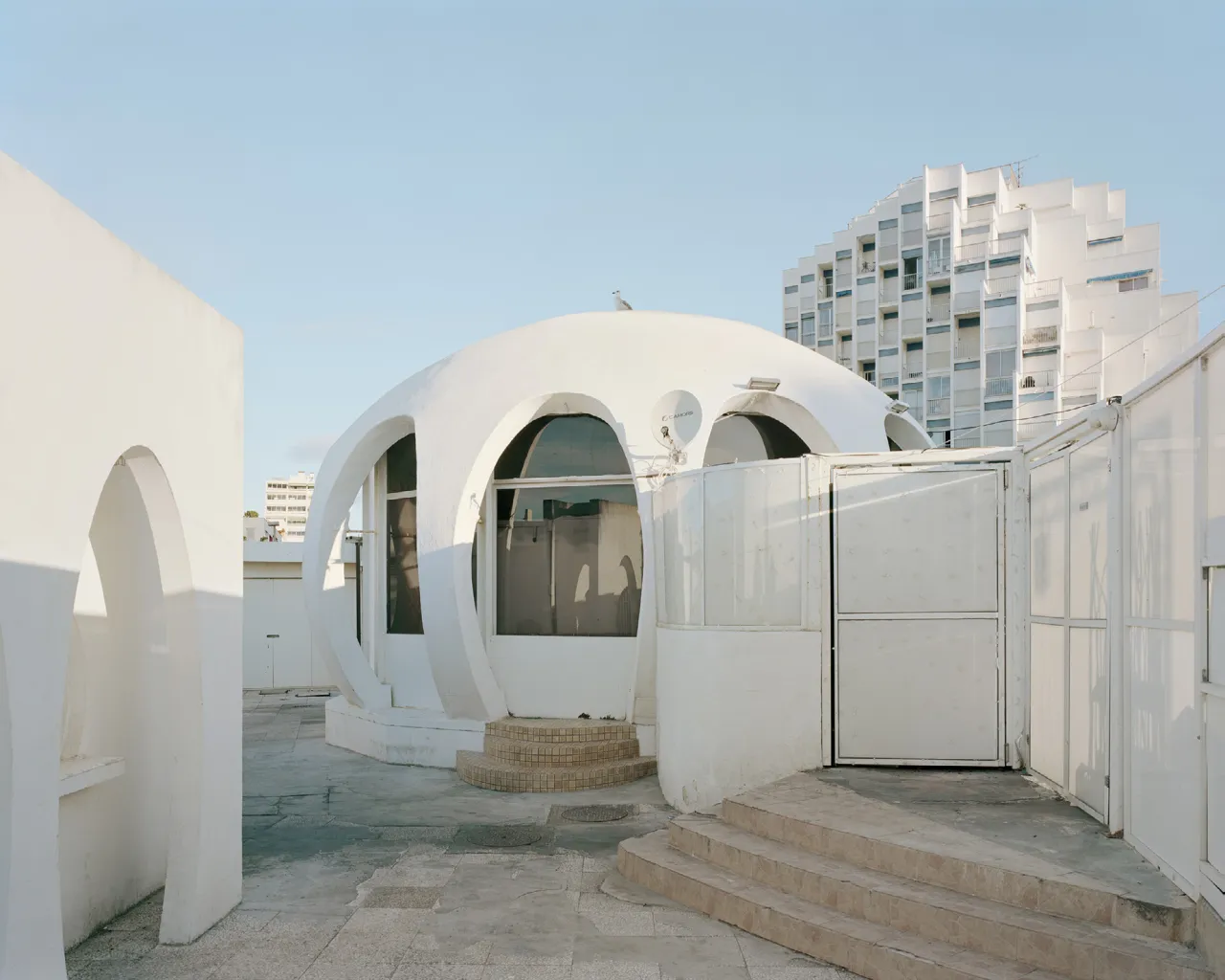Bâtiment “Boule“ – Le Levant de La Grande Motte – 2019© Charly Broyez and Laurent Kronental. Architect: Jean Balladur