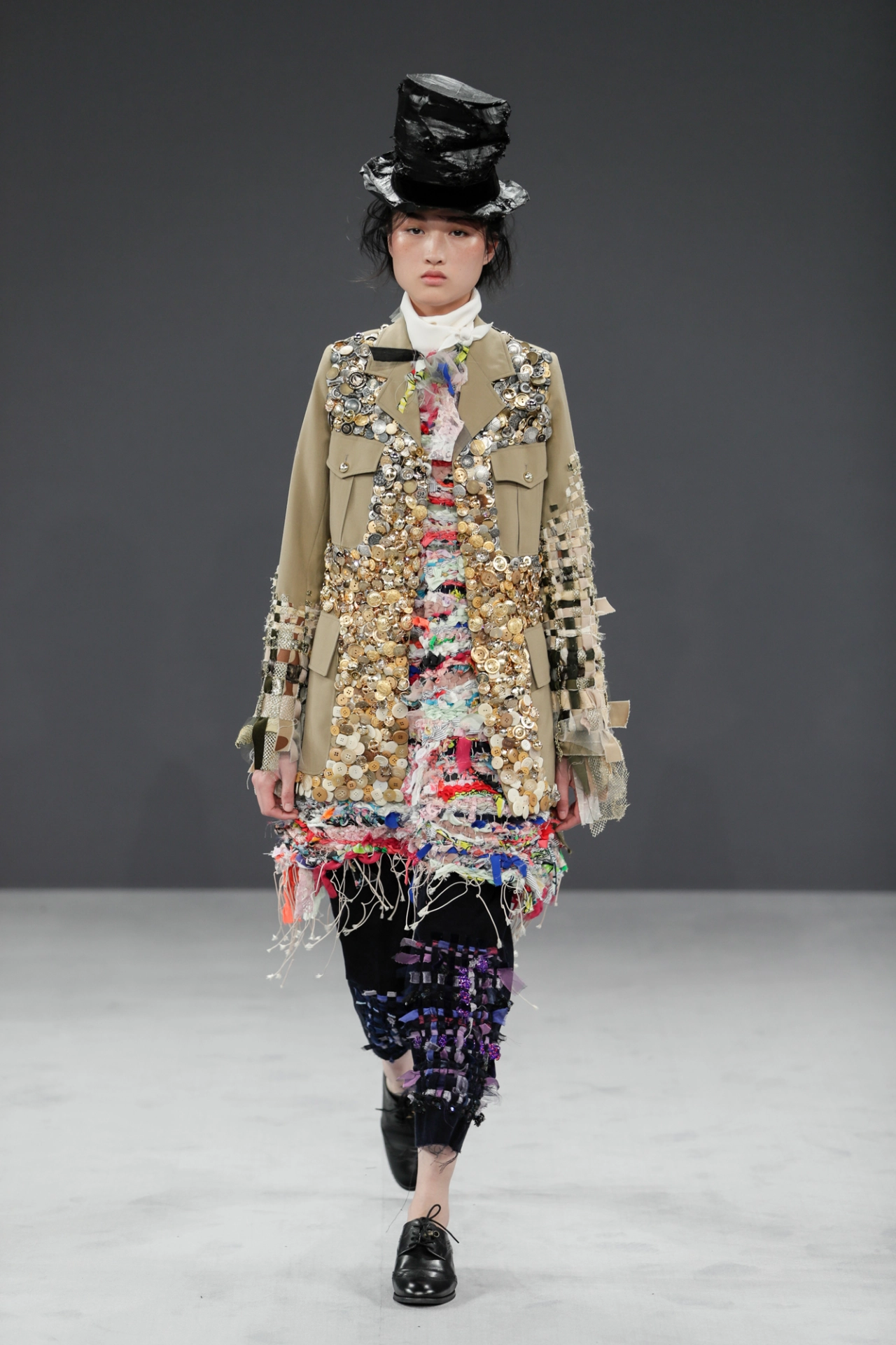 Viktor&Rolf Haute Couture AutumnWinter 2016 – Vagabonds. Photo credit Team Peter Stigter