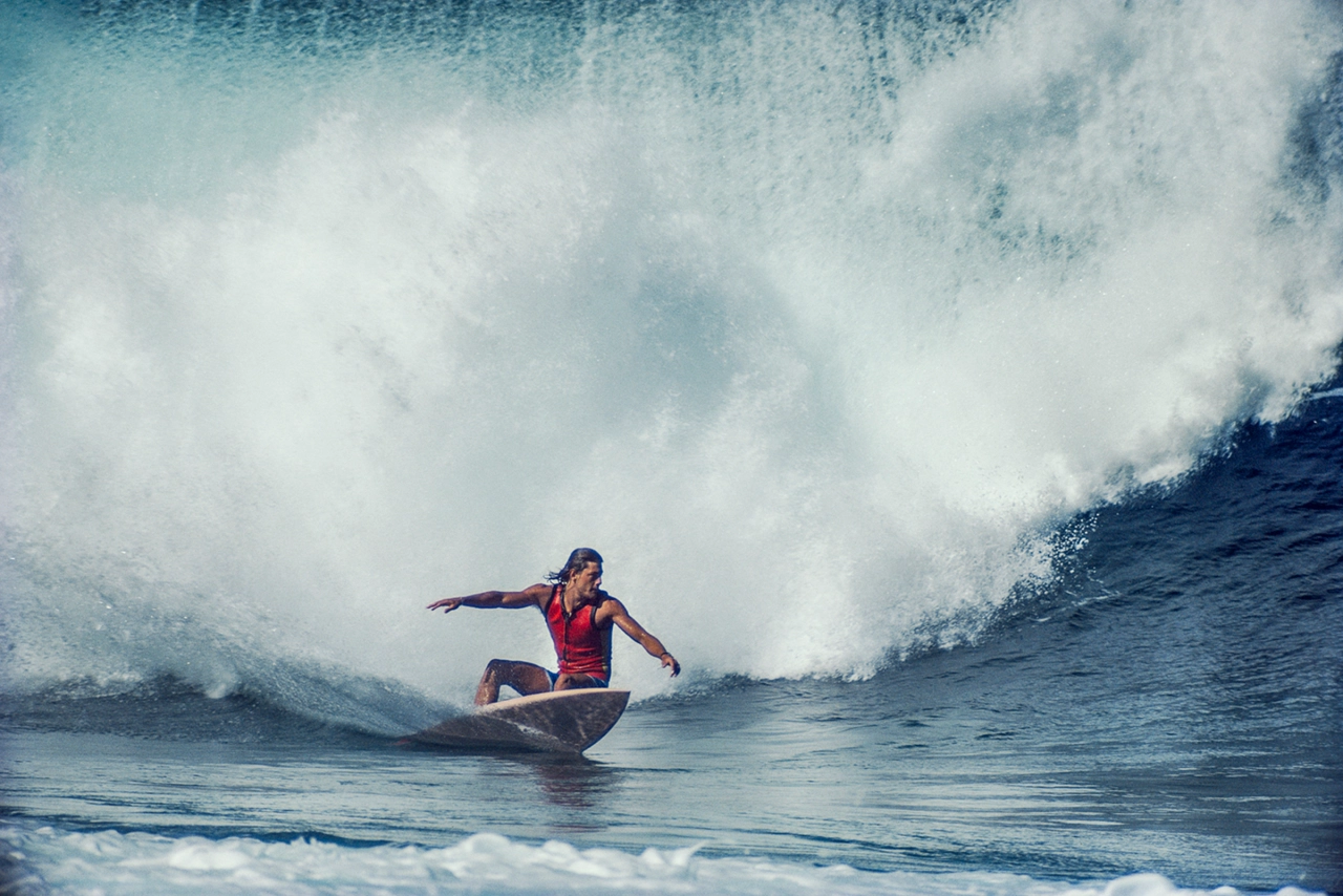 Shaun Tomson, Pipeline, Oahu, Hawaii 1977 – Photo © Jeff Divine