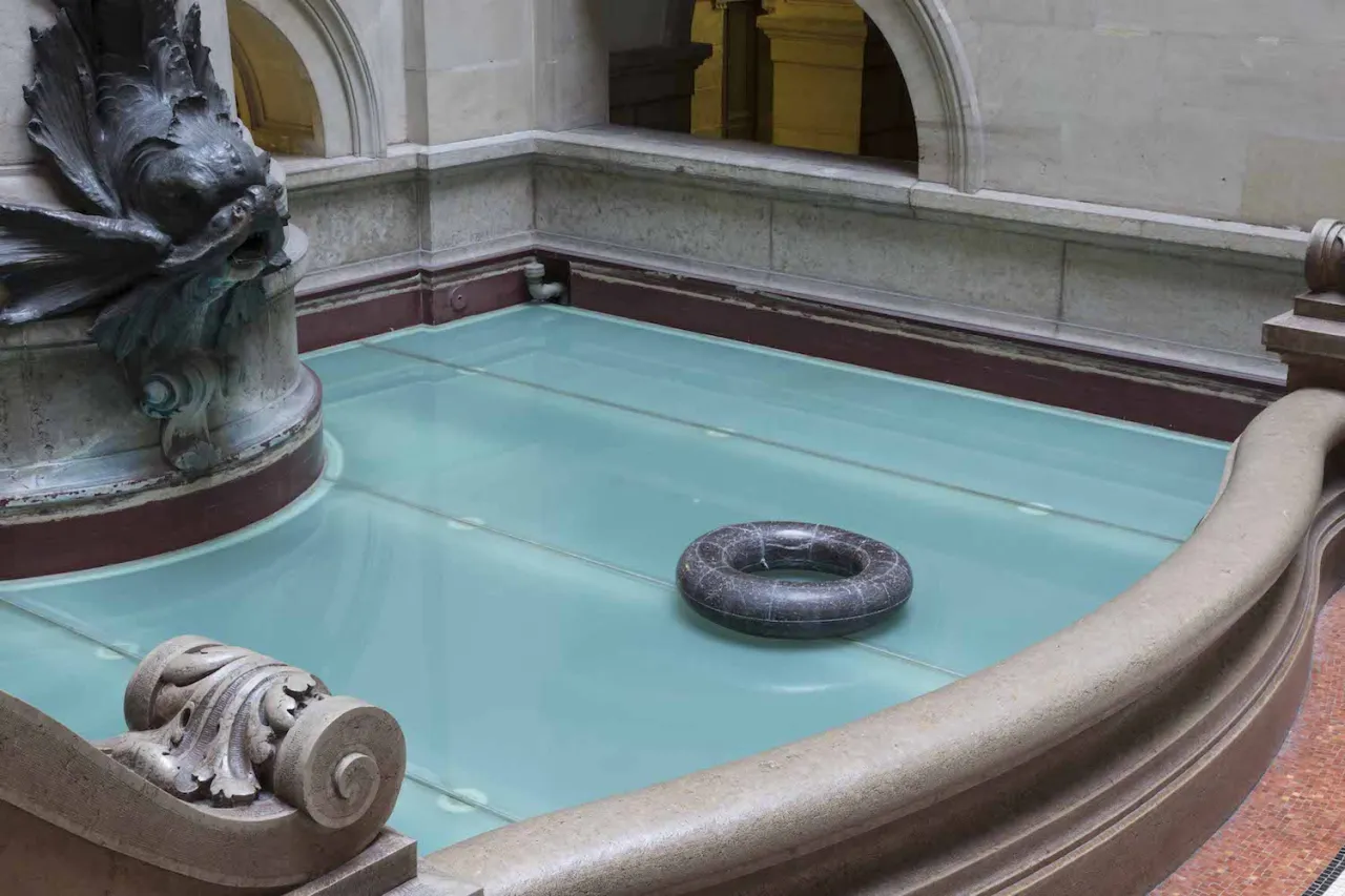 Tire (Tire), 2016, marble, 80 x 80 x 20cm © Studio Ai Weiwei