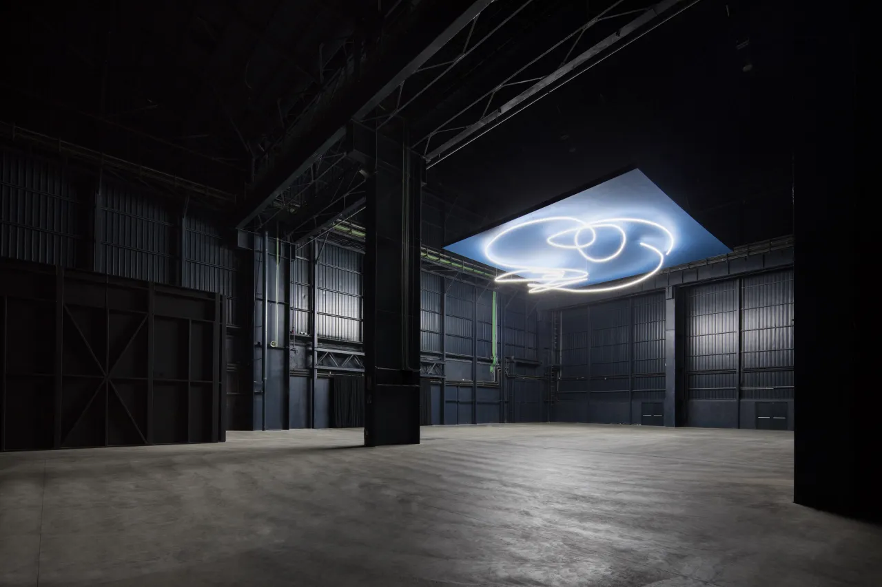 Lucio Fontana, Struttura al neon per la IX Triennale di Milano, 1951/2017, installation view at Pirelli HangarBicocca, Milan, 2017. Courtesy Pirelli HangarBicocca, Milan. ©Fondazione Lucio Fontana Photo: Agostino Osio