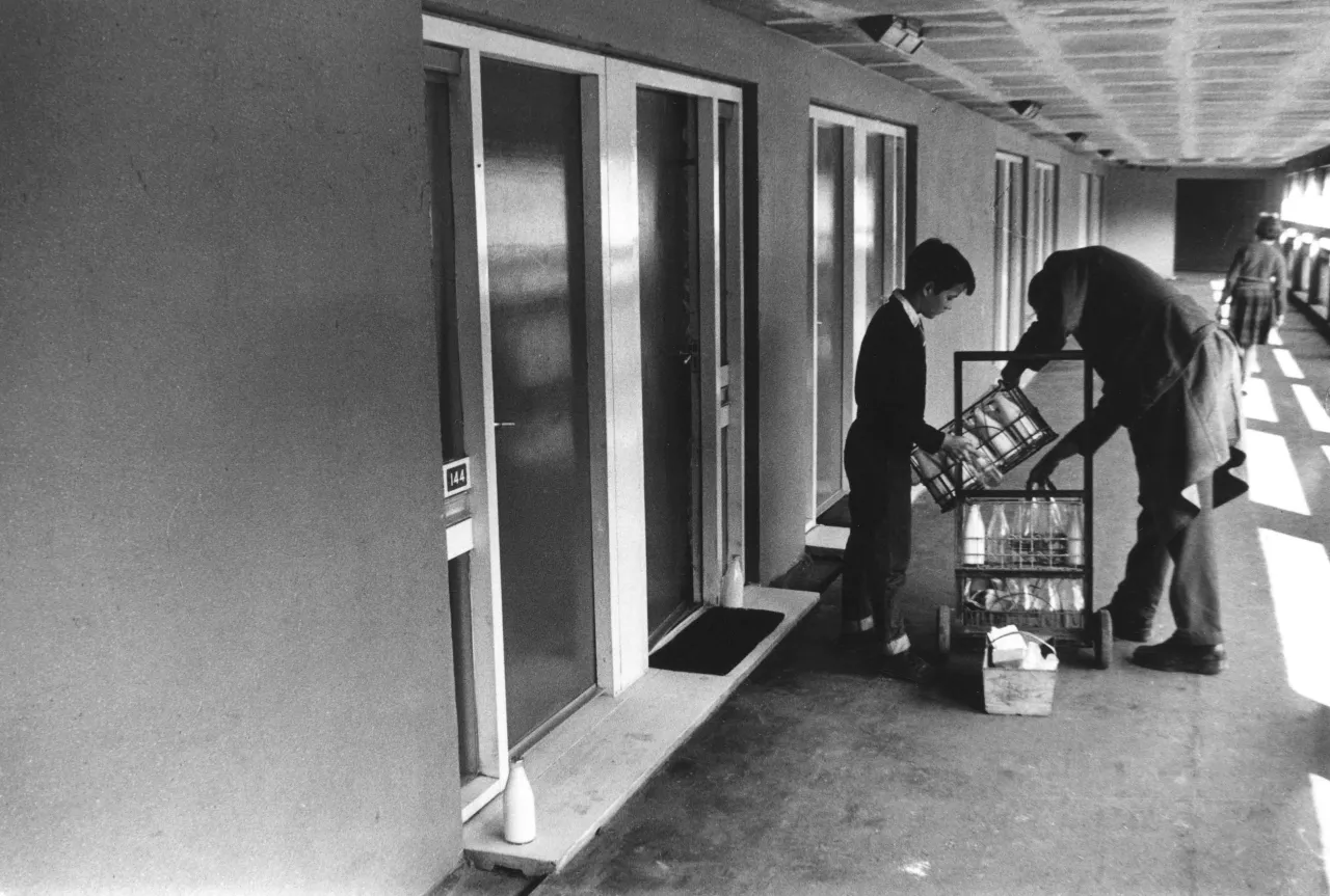 Roger Mayne, Milk delivery, Park Hill Estate, Sheffield, 1961 © Roger Mayne Archive / Mary Evans Picture Library