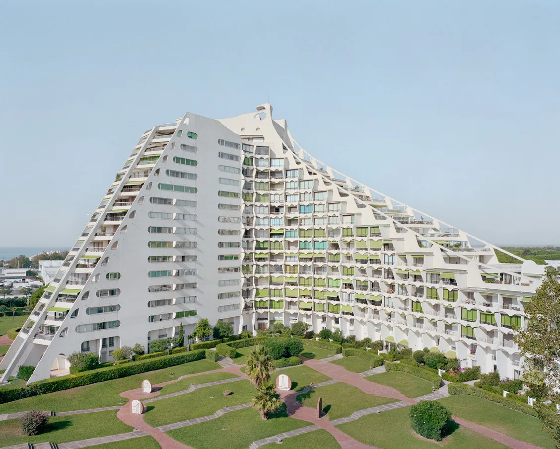 La Grande Pyramide – Quartier du Port de La Grande Motte – 2020© Charly Broyez and Laurent Kronental. Architect: Jean Balladur