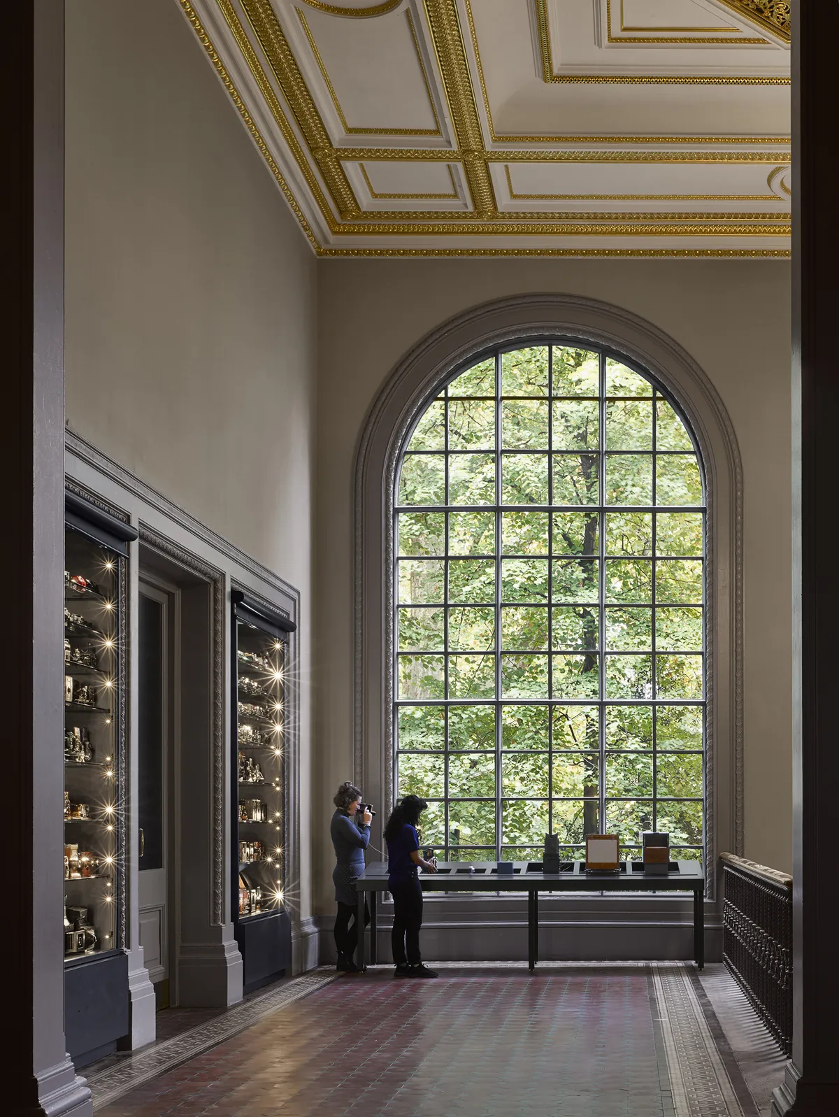 V&A Photography Centre – V&A Photography Centre – entrance landing, display cases, and camera handling table, Gallery 108 © Will Pryce